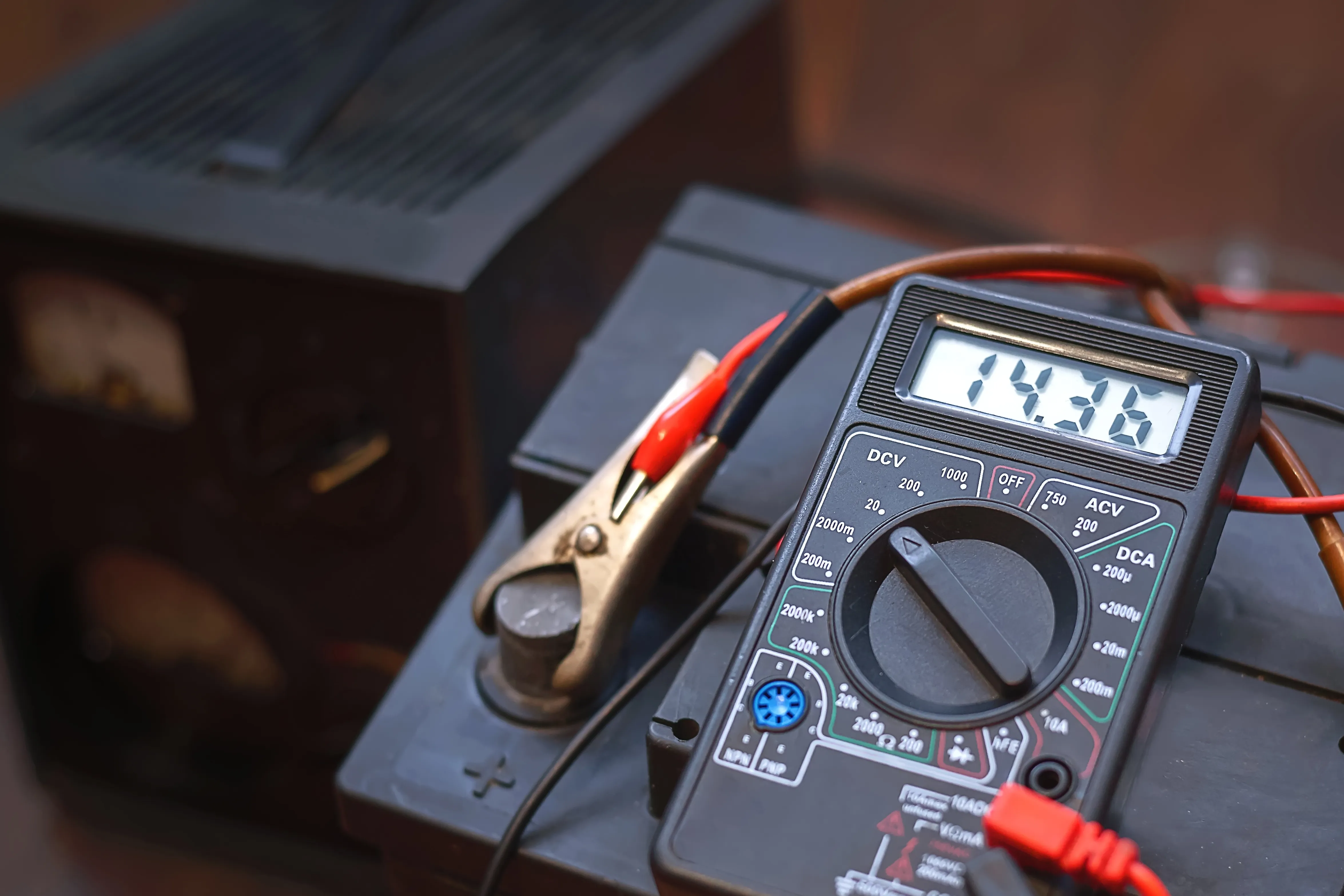 [Uso de multímetro para diagnóstico]