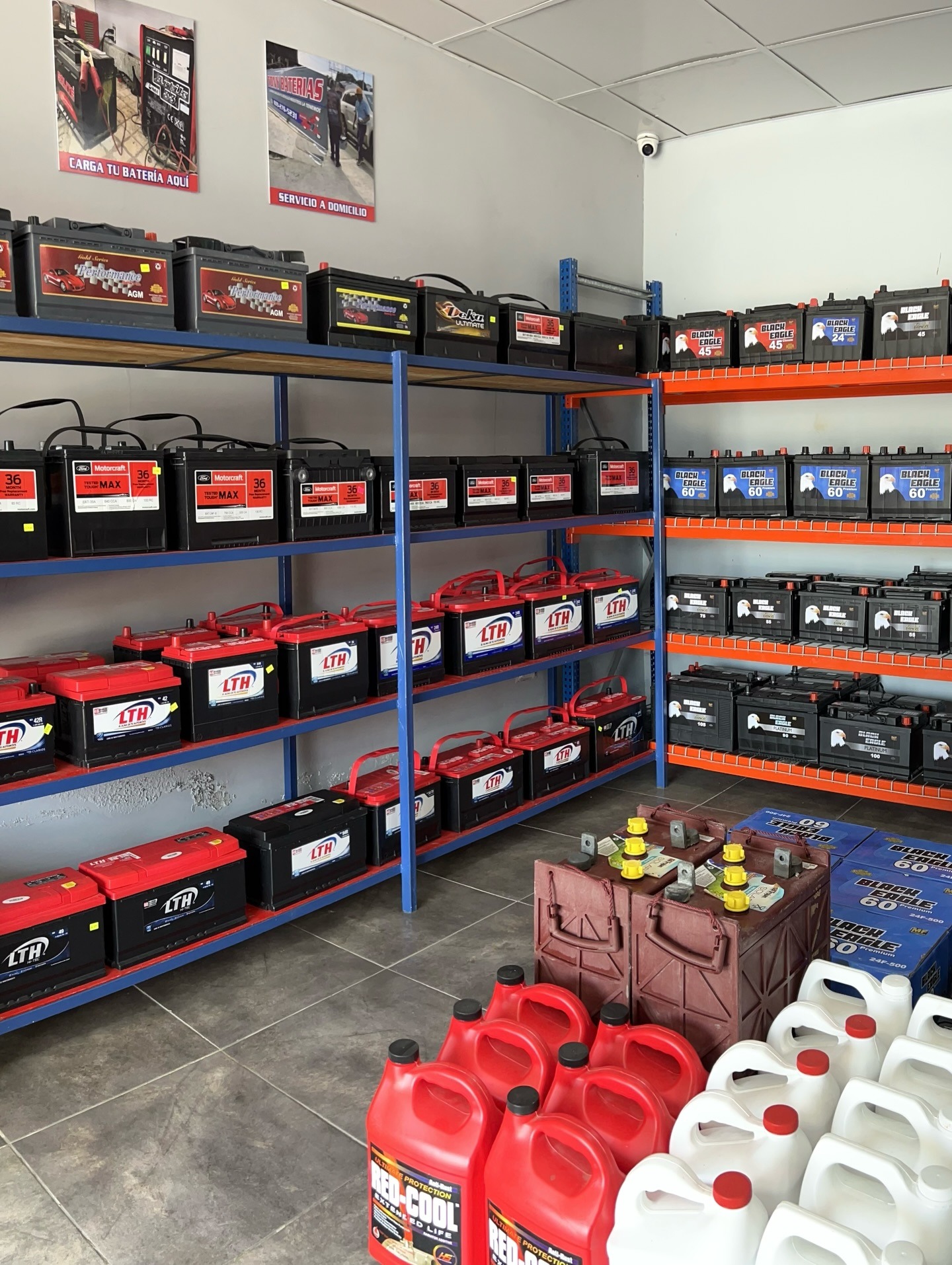 [Estantería de baterías nuevas]